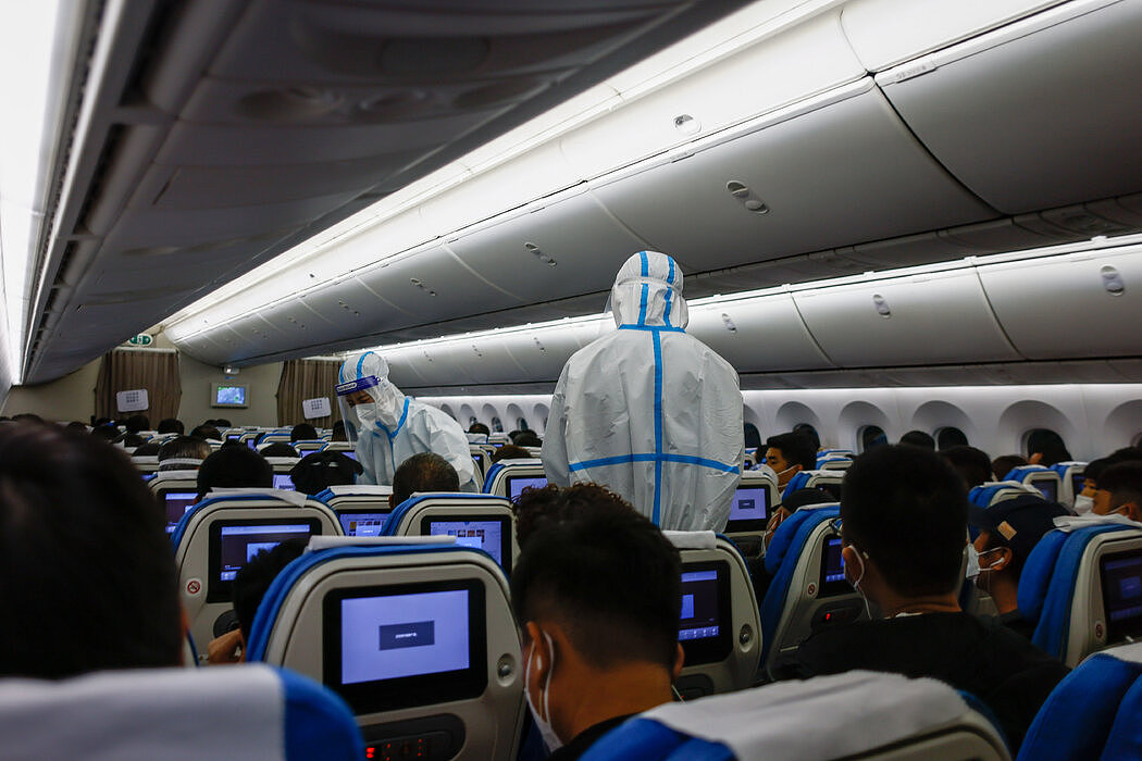 12月，厦门高崎国际机场，航空公司的工作人员在落地时进行旅客检查。