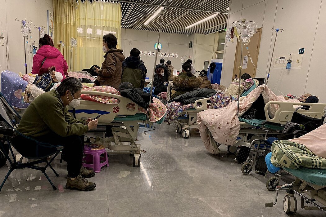 周三，天津南开医院收治新冠患者。中国各地的城市都在努力应对感染人数激增、药品短缺以及医院病房和火葬场人满为患的问题。