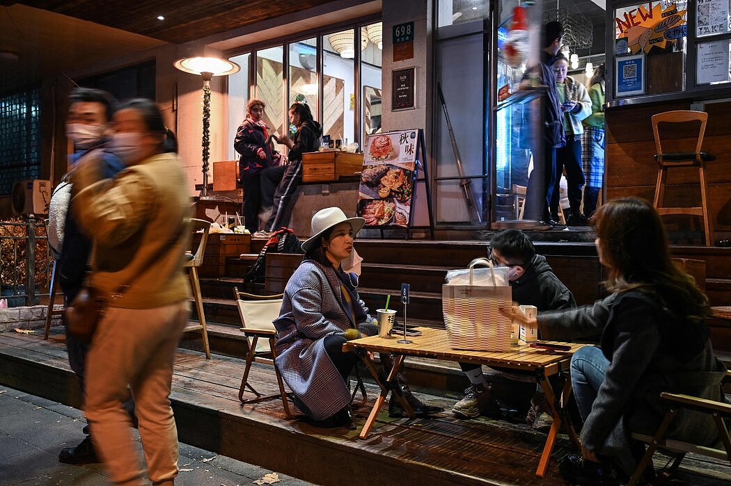 12月，人们坐在上海静安区一家餐厅外。