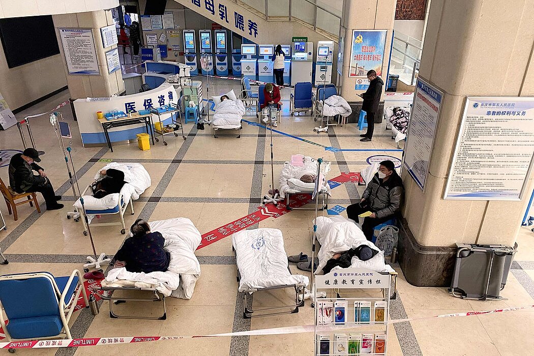 12月，中国西南重庆市，重庆第五人民医院大堂里的新冠患者。