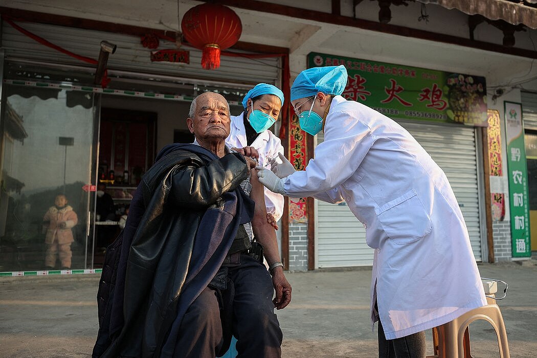 12月在中国西南部贵州省进行疫苗接种。