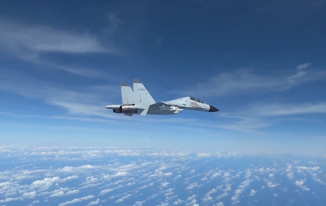 图自美国国防部提供的视频，一架中国军用飞机距离一架美国空军喷气式飞机仅有约六米。
