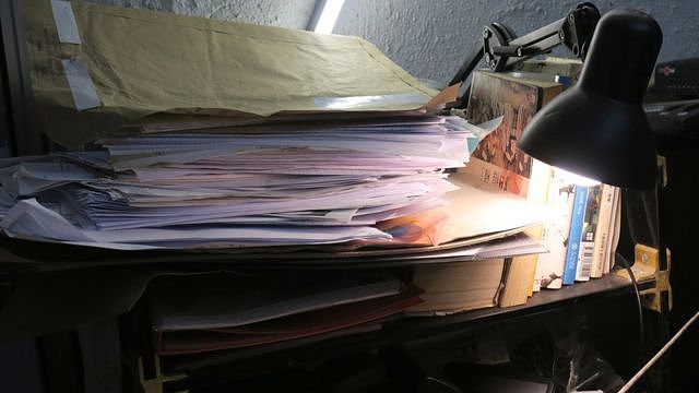 郭卓坚办公室内堆积如山的法庭文书