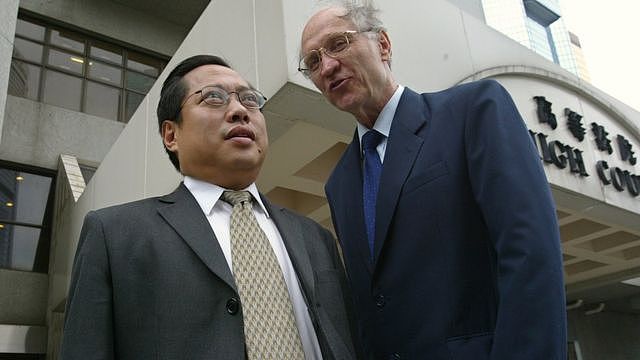 何俊仁（左）与关尚义（右）在香港高等法院门外（10/11/2004）