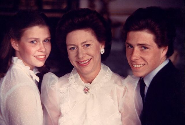 夏洛特公主与儿时的女王外甥女长得太像，引网友热议：像双胞胎（组图） - 6