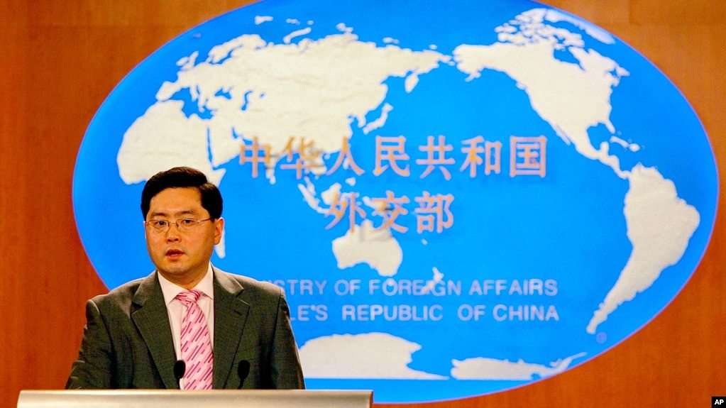 资料照 - 2007年7月5日时任中国外交部发言人在北京一次新闻吹风会上回答记者提问。中国政府2022年12月30日宣布，任命现任中国驻美国大使的秦刚出任外交部长。