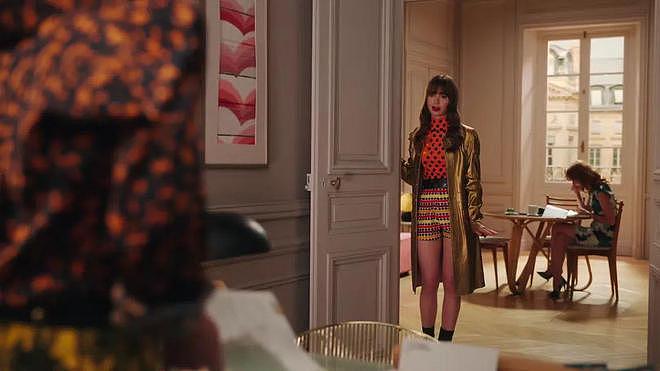 【时尚】《艾米丽在巴黎3》女主穿衣被喷“时尚灾难”，气场被女上司碾压（组图） - 19