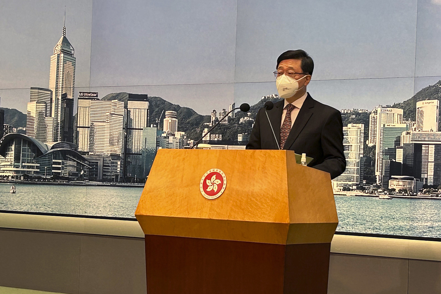香港特首李家超表示，人大常委会只是重申在《香港国安法》下，特首和国安委应有的权力，释法只针对指定范围，香港仍然欢迎海外法官和律师，参与和处理非国安法的案件。（美联社图片）