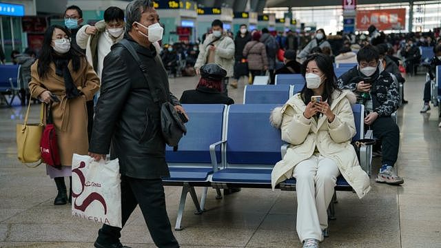 北京火车南站内的候车旅客都戴上了口罩（31/12/2022）