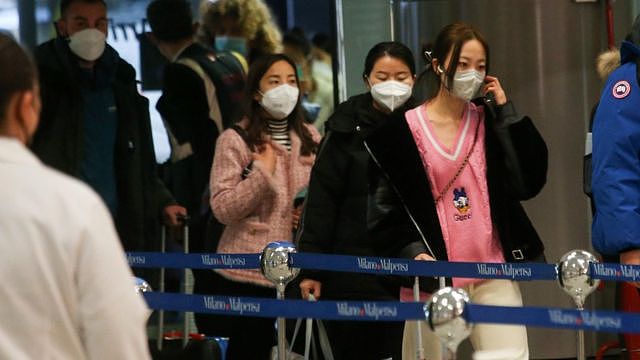 意大利米兰马尔彭萨机场的中国入境旅客排队接受新冠核酸检测（29/12/2022）