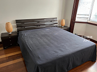 King Size 床 实木床头板 2个床头柜 和 床垫 全部一起350刀 搬家甩卖