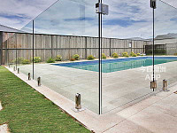1Stop 游泳池无边框玻璃护栏游泳池铝合金护栏铝合金门窗均提供一站式供货与安装服务