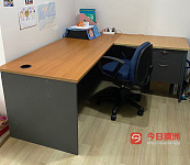 大写字桌 办公桌和椅子