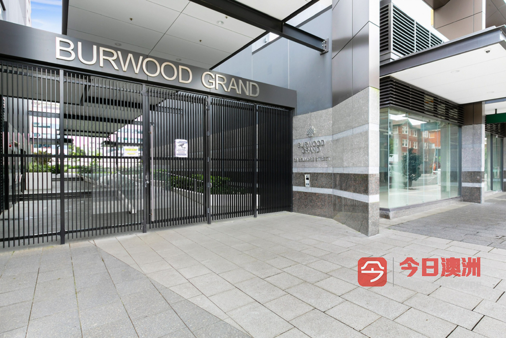 Burwood时尚精品公寓美居东北角两房两卫实木地板中央空调连storage车位诚意出售