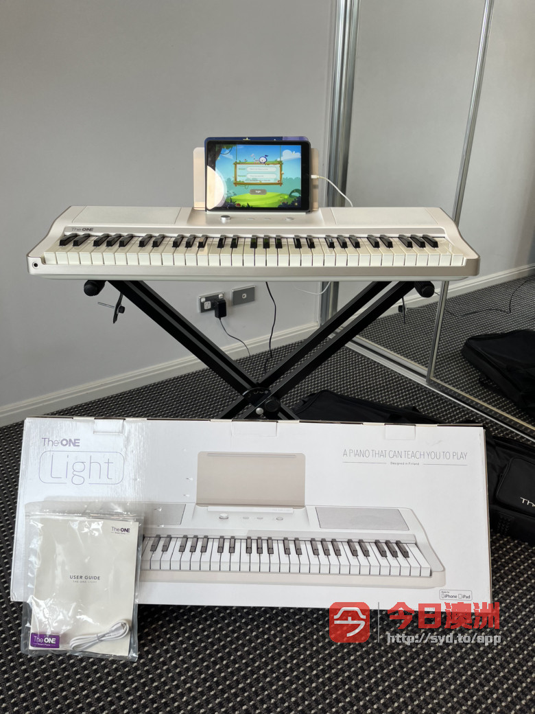 The One Light 键盘钢琴  附送支架和提包