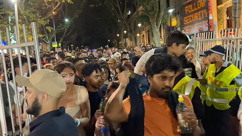 悉尼跨年活动发生踩踏事件！狂欢者相互推搡，多人倒地被踩，现场尖叫声不断（视频/组图） - 6