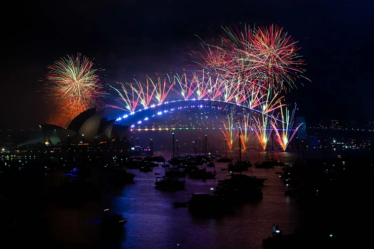 悉尼海港大桥跨年夜人潮涌动，83人遭逮捕（图） - 2