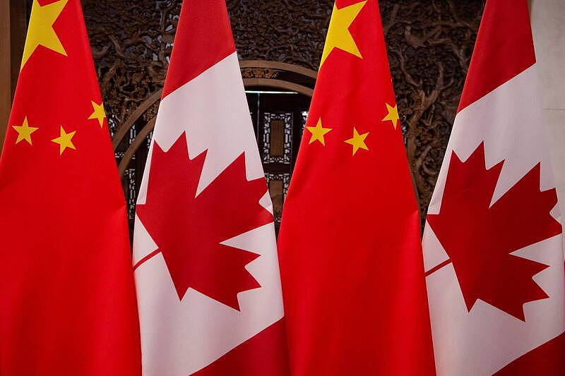 加拿大国旗与中国五星旗。 （路透档案照）