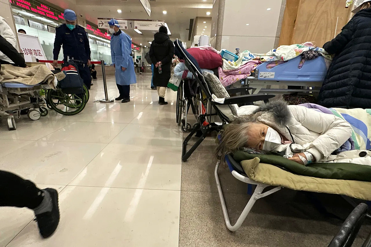 中国疫情严峻，医疗体系濒临崩溃，病患只能睡在走道。 美联社