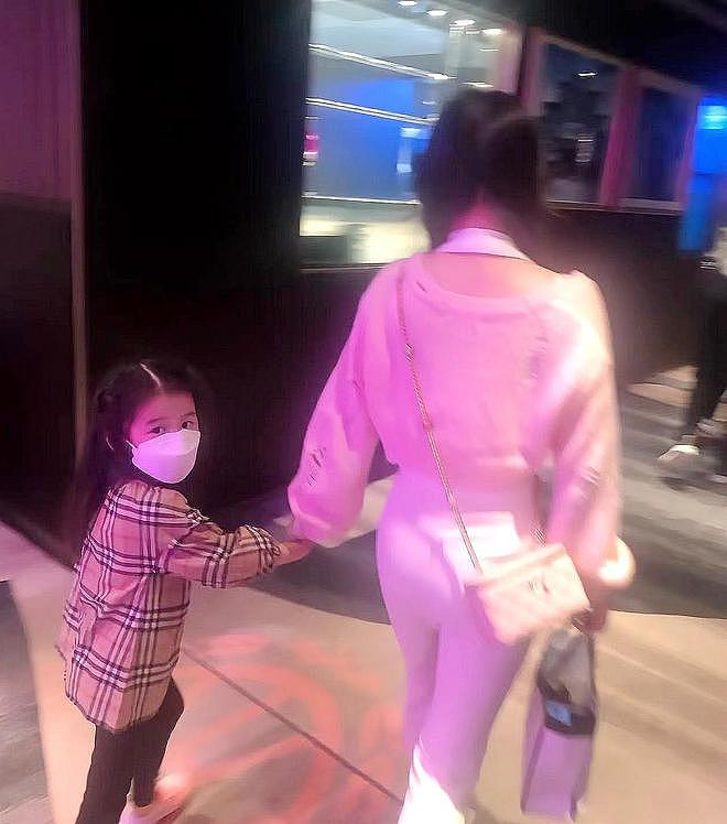 林宥嘉老婆发文抱怨两岁女儿遭清洁工摸头，网友讥讽她无病呻吟（组图） - 11
