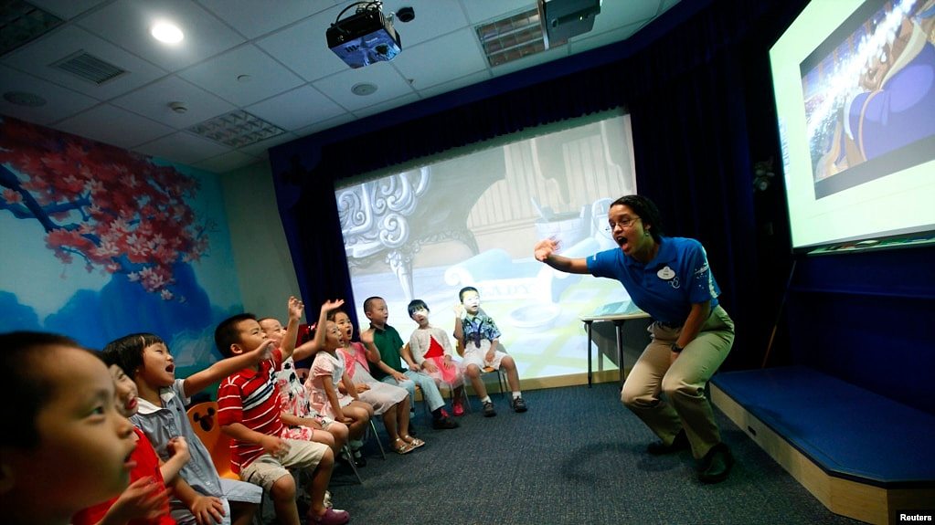 资料照 - 5到7岁的中国儿童在上海迪士尼英语学习中心上英文课。（2010年7月27日）