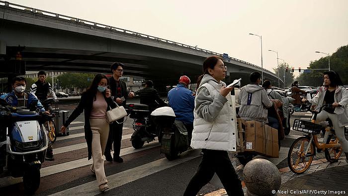 China | Sitong Brücke in Peking im Vorfeld zum Parteitag der Kommunistischen Partei