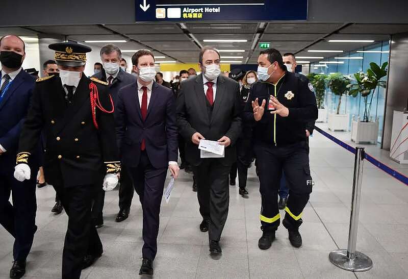 法国部长亲赴机场督战：对中国入境客强制措施（组图） - 1