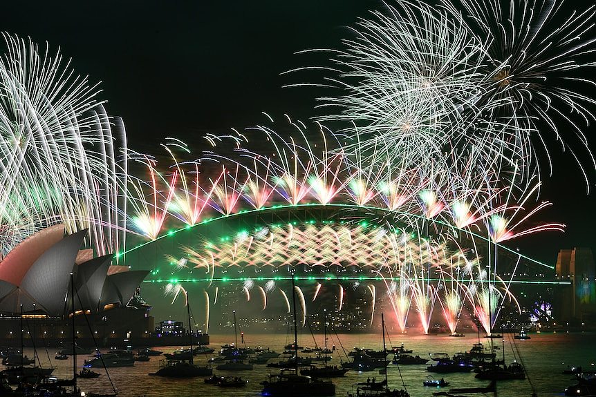 悉尼海港大桥上燃放烟花庆祝新年