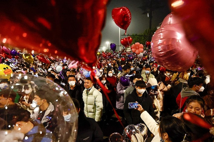 数百人在街上举着气球庆祝新年。