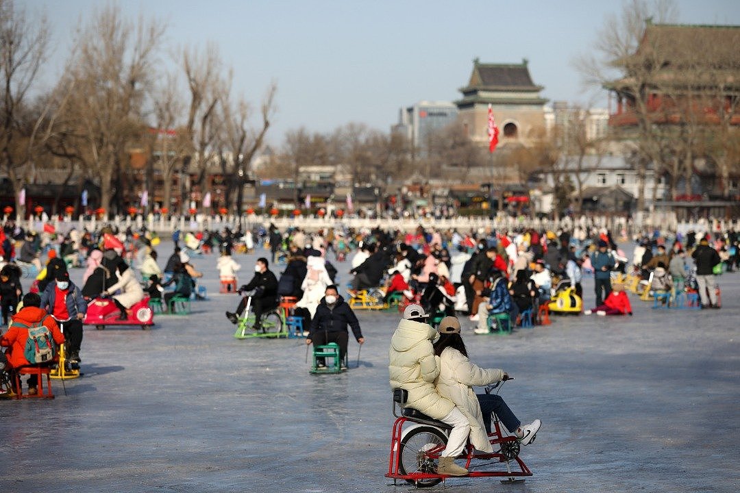 在1月1日的元旦假期，北京什刹海冰场人气满满，市民在冰上感受冰雪乐趣。 （图取自中新社）