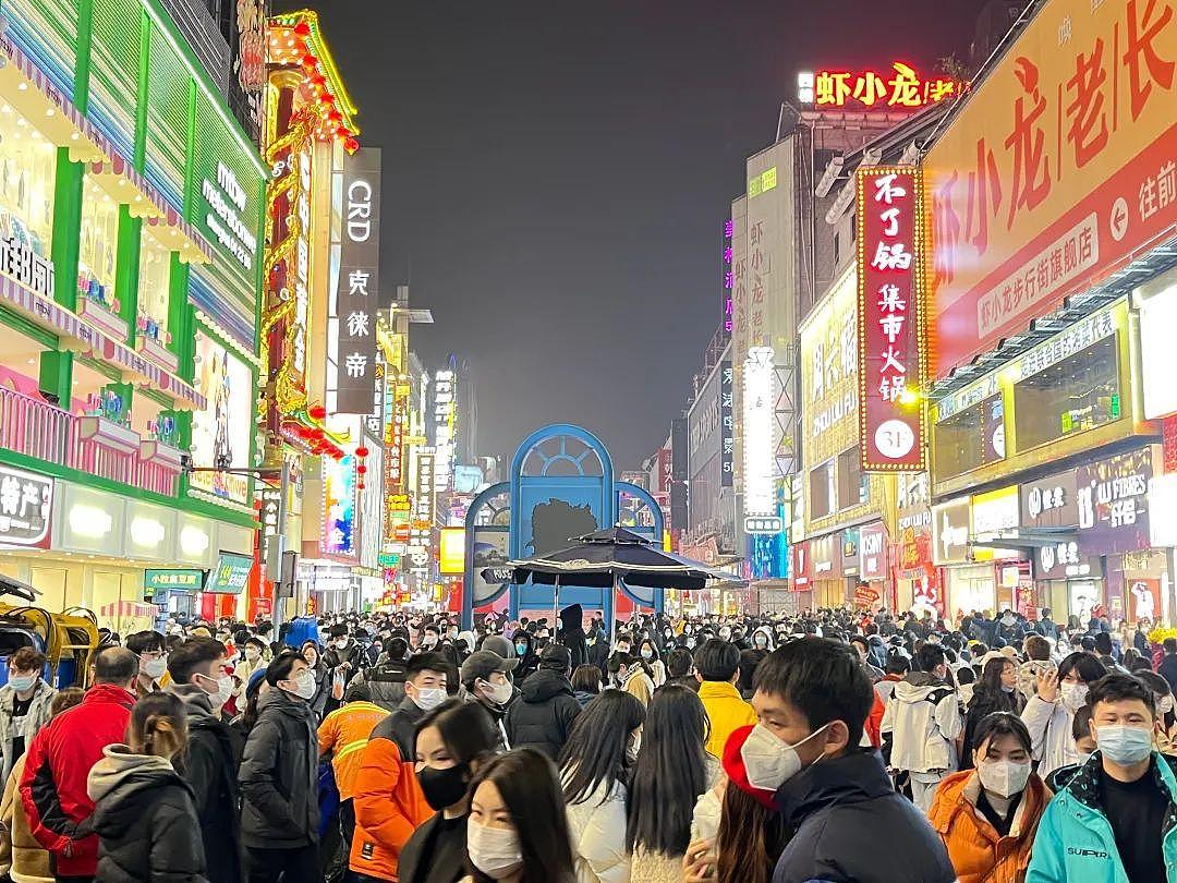 上海再现“拉链式人墙”！中国各地聚集人潮跨年，网友：“熟悉的烟火气回来了！”（视频/组图） - 9