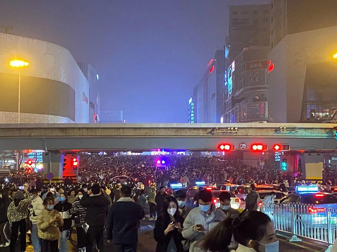 上海再现“拉链式人墙”！中国各地聚集人潮跨年，网友：“熟悉的烟火气回来了！”（视频/组图） - 10