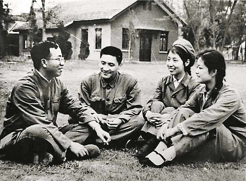 胡福明（左一）在校园里。