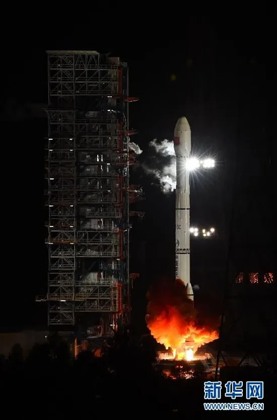 中國探月工程於2014年由「長征三號丙改進二型」運載火箭載運「再入返回飛行試驗器」升空。火箭殘骸成太空垃圾 ，將於3月4日撞擊月球。   圖：翻攝新華網(資料照片)