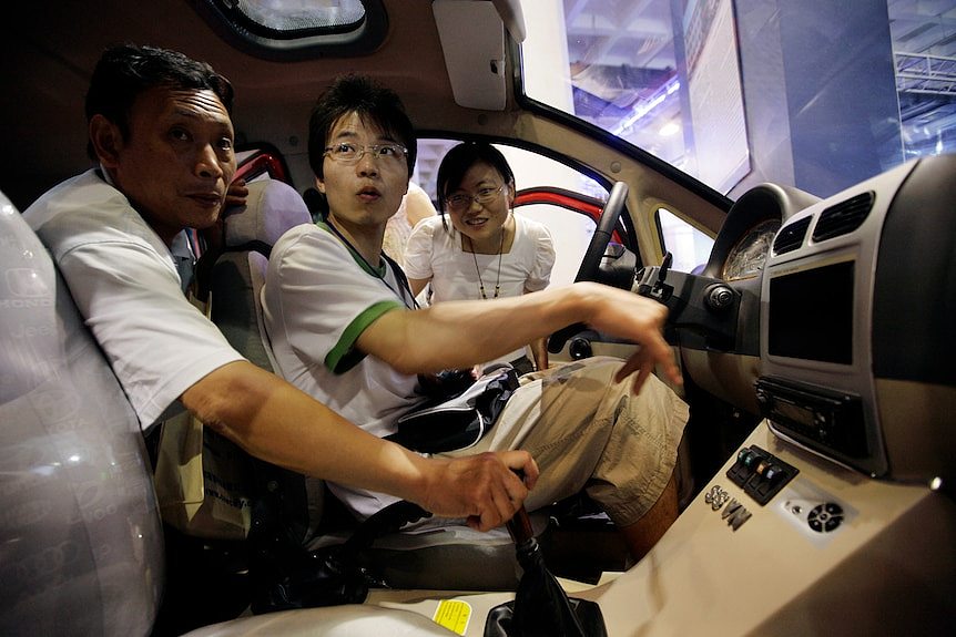 2009 年 7 月 13 日，北京，人们在电动车和清洁车展上。