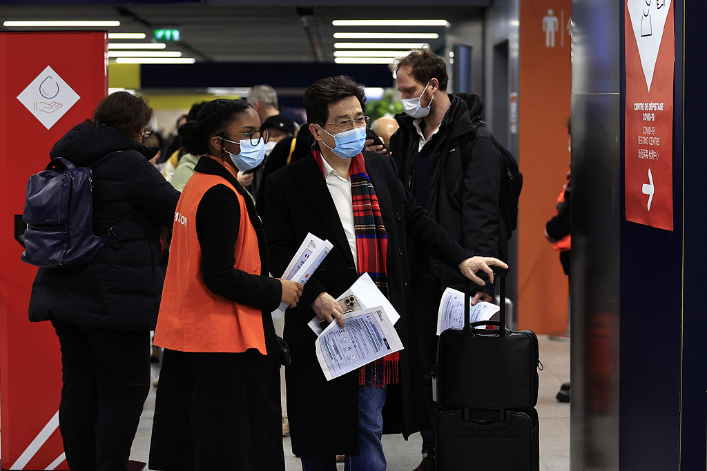 目前有许多国家对来自中国的旅客实施防疫限制，要求提供阴性证明或是现场进行检测。图为法国戴高乐机场的中国旅客正在排队等候做检测。（图／