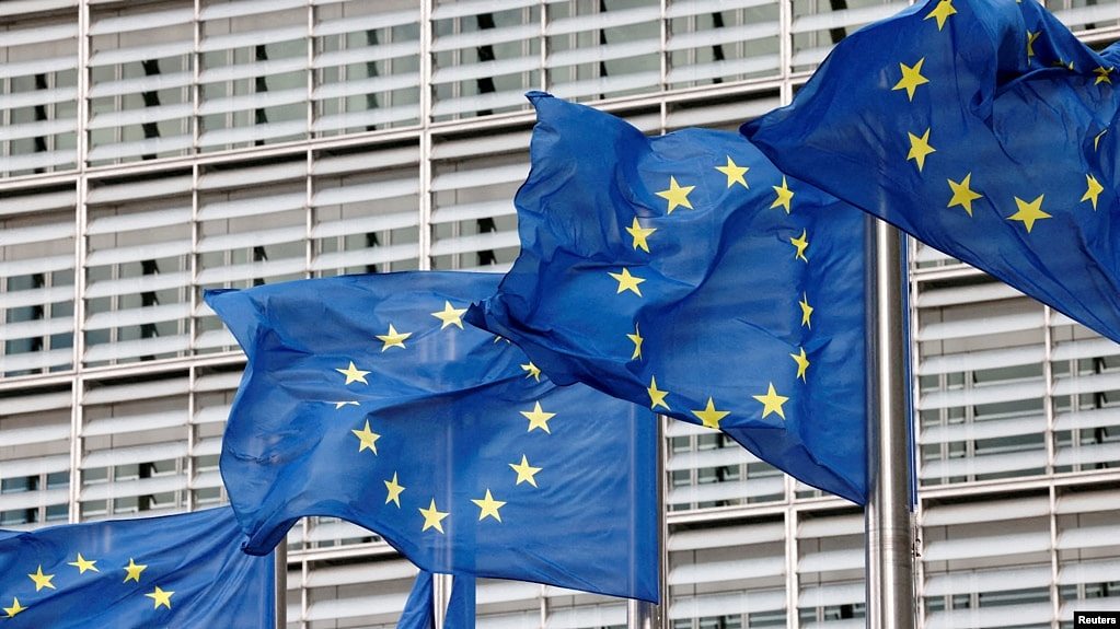 资料照片：飘扬在布鲁塞尔欧盟委员会总部外的欧盟旗帜。(2022年9月22日)