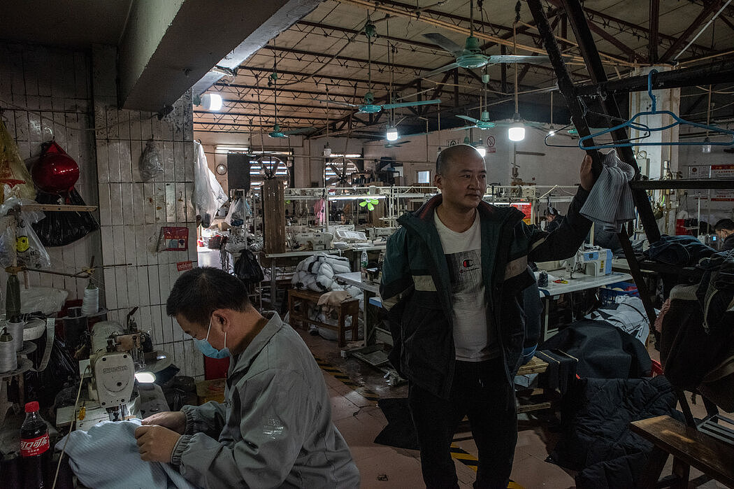 上周，托尼·唐在他位于广州的服装厂。他说，过去一年销售额下降了三分之二。