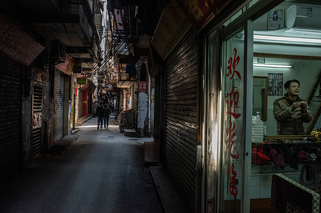 曾经繁华的广州街头的一家发廊。
