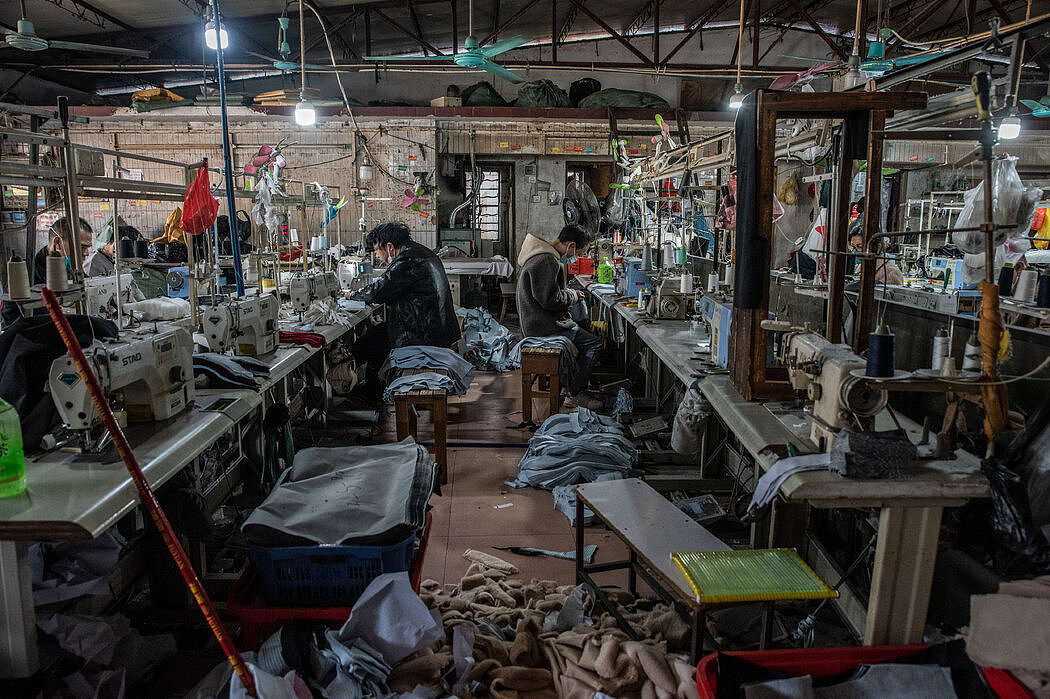 唐先生的工厂生产女式夹克、吊带衫和其他服装。
