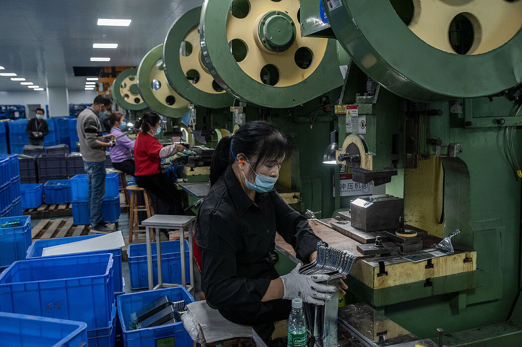 阳江汇隆实业的一条生产线，这家公司专门生产刀具、烧烤温度计和其他厨具。