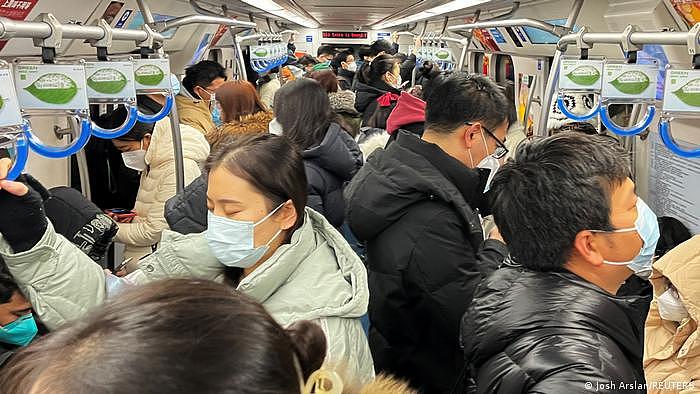 北京的地铁已开始回复往日的拥挤