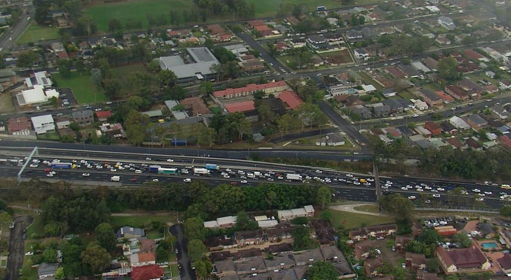 悉尼M4高速8车相撞，至少3人受伤！车道关闭交通受阻，车龙长达数公里（组图） - 2