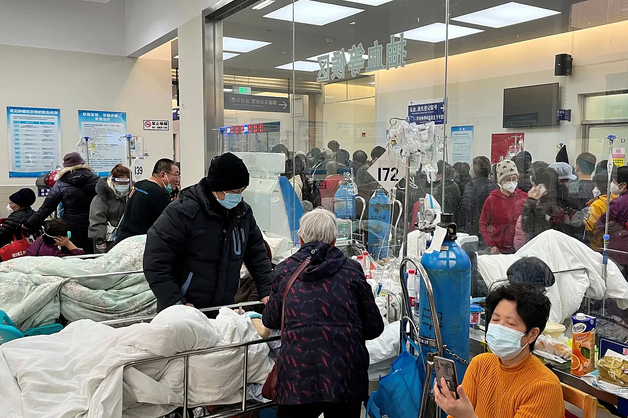 上海中山医院急诊室3日挤满患者。 路透社