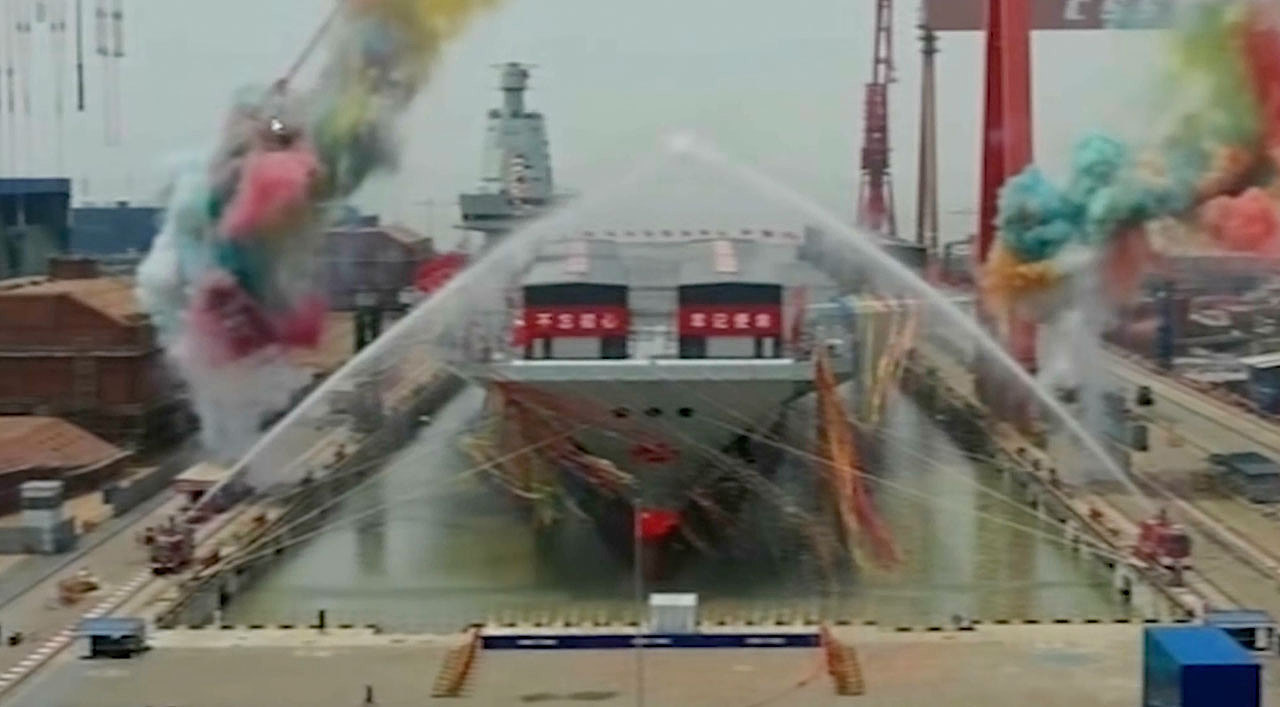 中国第三艘航空母舰下水命名仪式2022年6月17日上午在中国船舶集团有限公司江南造船厂举行 (CCTV via AP)