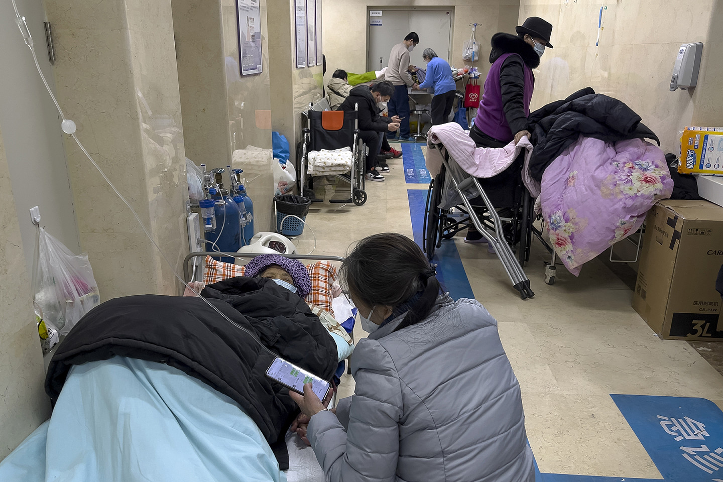 2023年1月3日，患者在北京一家医院急诊病房外等待就诊。（美联社图片）