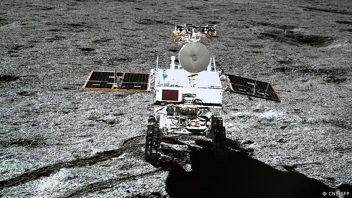 玉兔二号月球车是中国空间技术研究院设计制造的一辆月球车，搭载于嫦娥四号月球探测器。