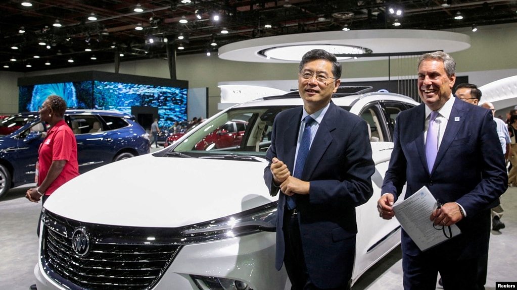 中国外交部新任部长秦刚（照片中前者）与美国通用汽车公司总裁马克·瑞乌斯2022年9月14日一同参观在底特律举办的北美国际汽车展