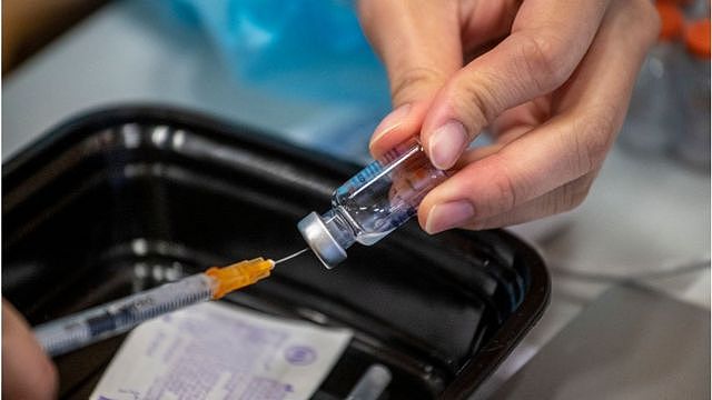 目前，香港居民能在香港免费接种复必泰二价疫苗