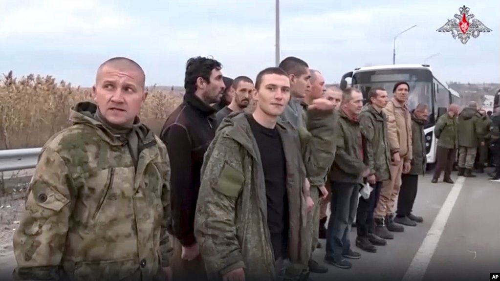 俄罗斯国防部2022年11月4日发布的照片显示，一组俄军士兵在頓涅茨克举行的俄乌换囚行动中获释。